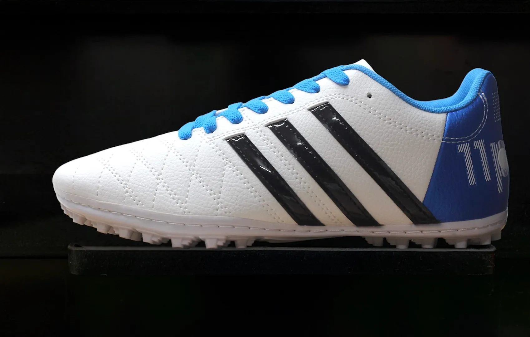 Giày bóng đá Wika Toni Kroos màu trắng xanh blue
