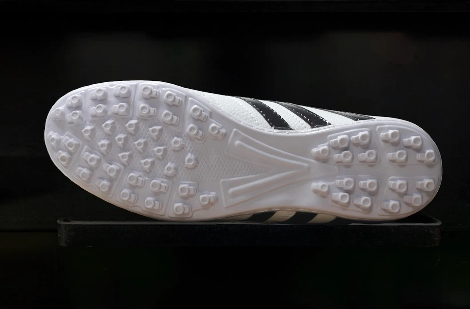 Giày bóng đá Wika Toni Kroos màu trắng xanh blue